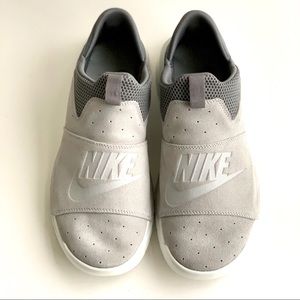 Nike Men’s Benassi SlipOn Recovery Shoe Sz 10 Grey